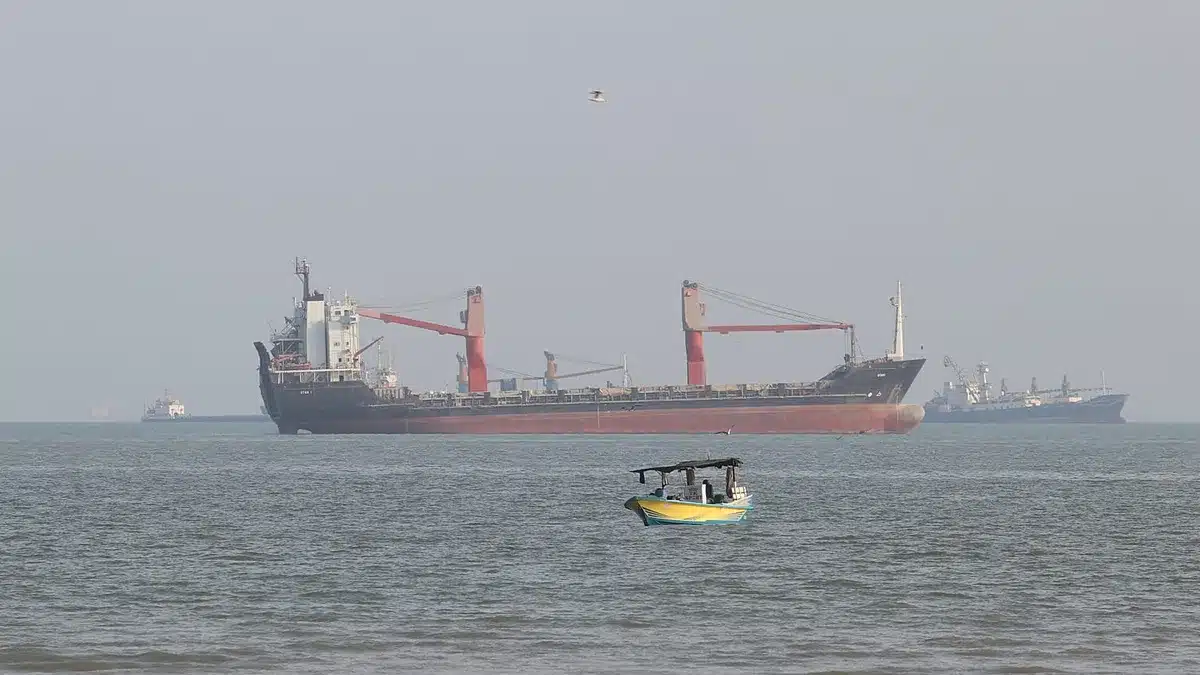Oil spill hits UAE beaches as tanker attacks multiply near Hormuz ...